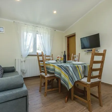Two-bedroom In Lägenhet Kaštelir